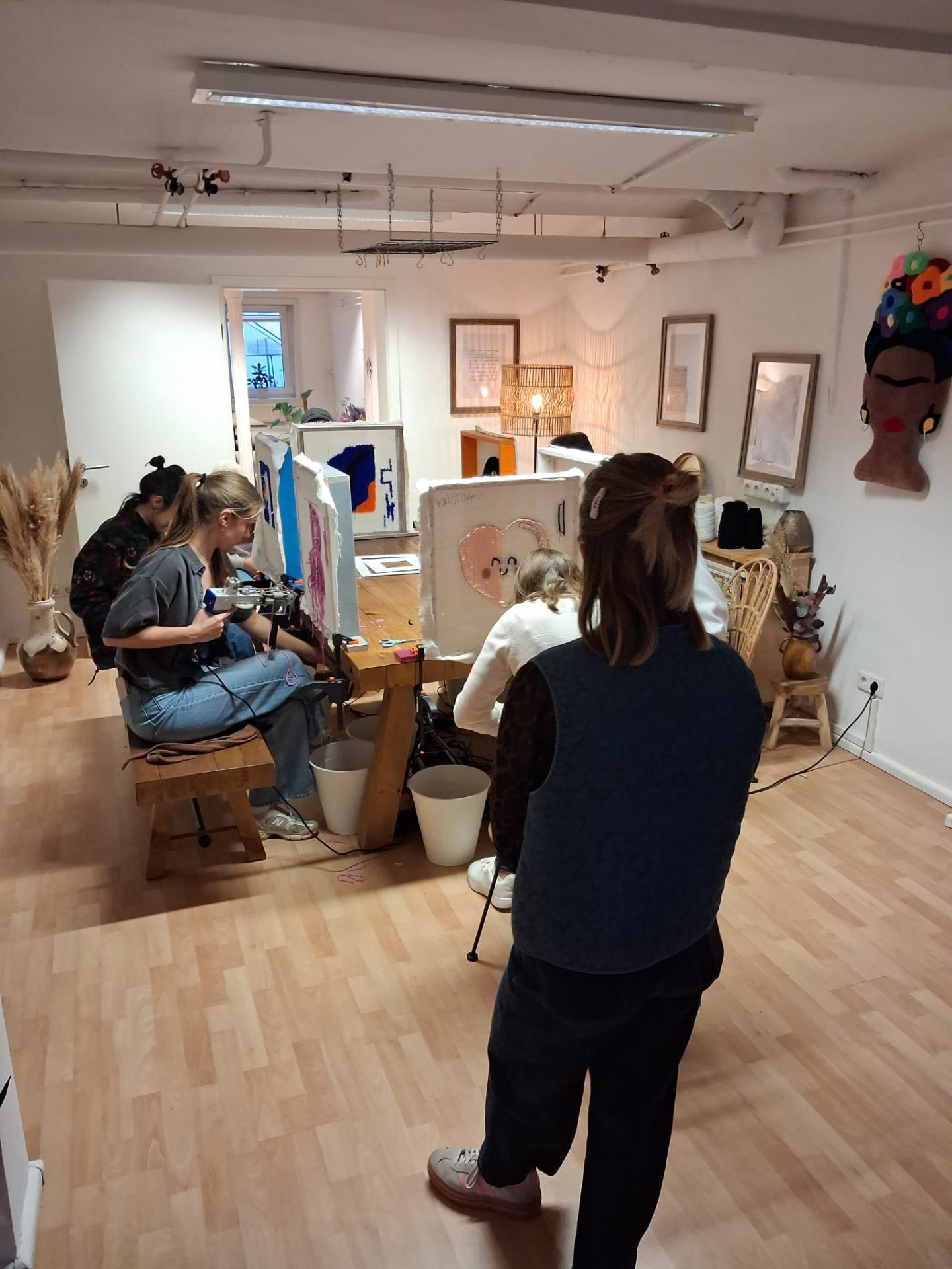 Teilnehmer:innen beim Tuften im Atelier